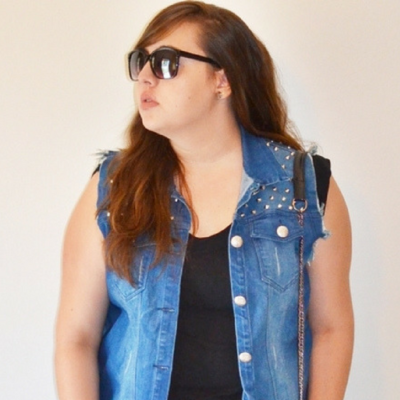 Look plus size com colete jeans