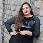 Look plus size usando cropped