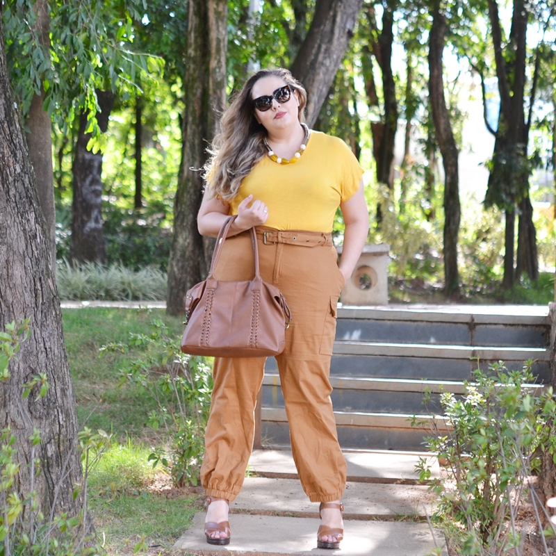 Look plus size com calça cargo