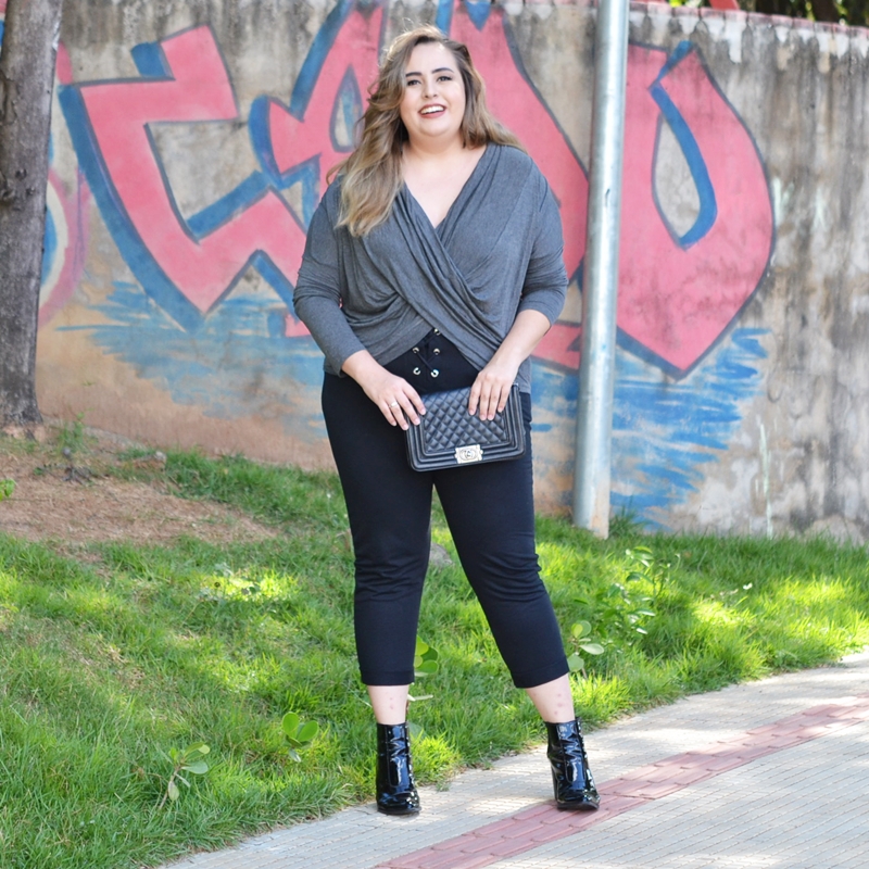 Look plus size com maxi tricô e bota verniz