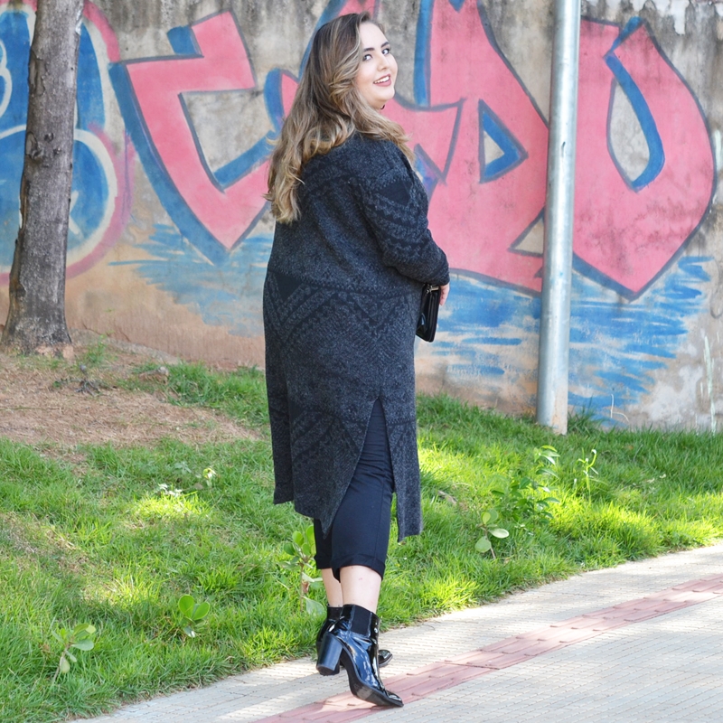 Look plus size com maxi tricô e bota verniz