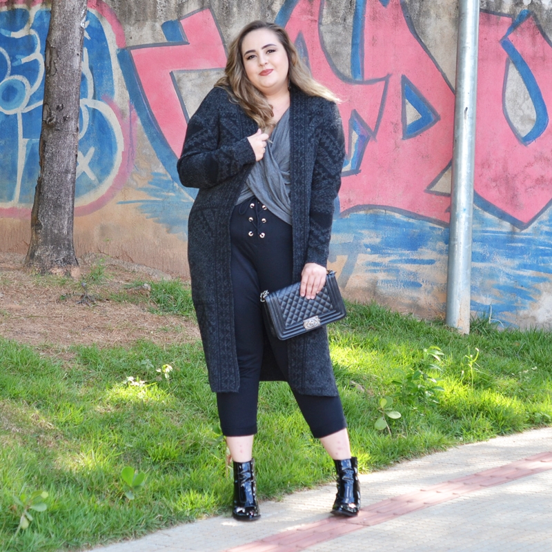 Look plus size com maxi tricô e bota verniz