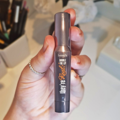Resenha batom They’re Real! Double The Lip Benefit