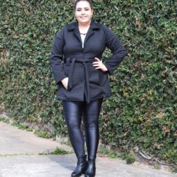 look-plus-size-com-sobretudo-preto